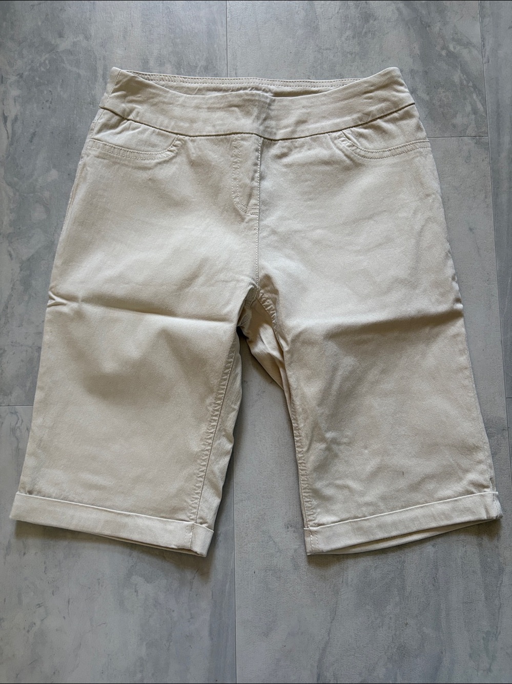 Soft Surroundings shorts khaki Cream Jegging ultra stretch
Cuffed size XS